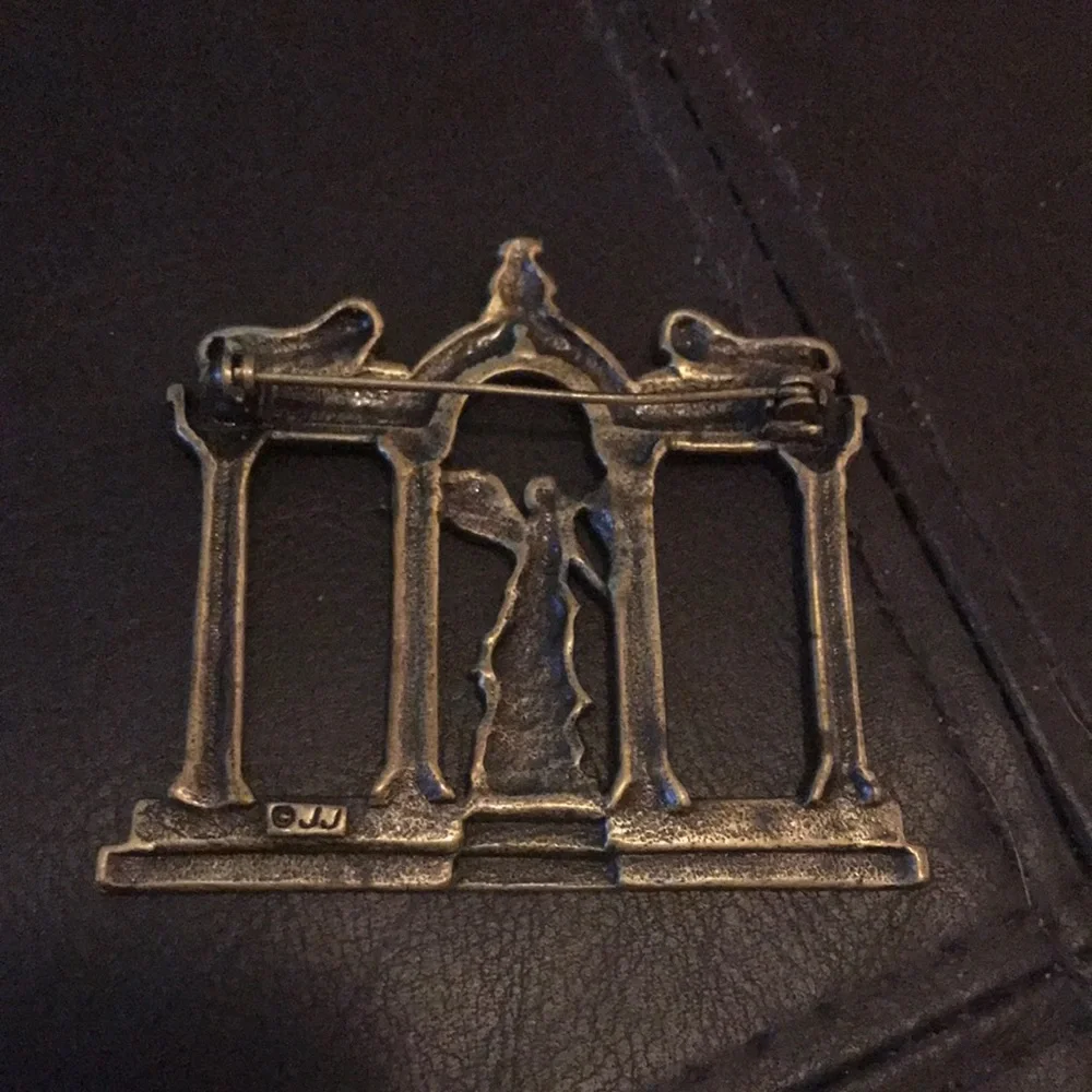 JJ JONETTE Vintage Goldtone Roman City Gate Brooch - Picture 2 of 3